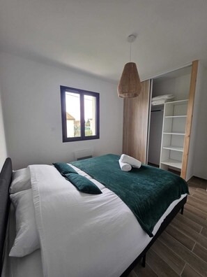 3 habitaciones, tabla de planchar con plancha y cuna de viaje 