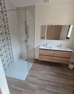 Shower, hair dryer, towels, soap - House Rochemaure (Rochemaure)