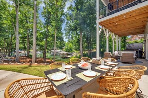 Outdoor dining - Lakefront Escape - Hot Tub, Sauna, Yoga, Game Room (Denver)