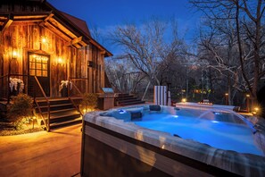 Outdoor spa tub - Creekside 88 Sedona 2026 Remodel (Sedona)