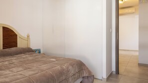 Travel cot, WiFi, bed sheets