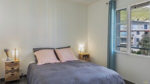 Tabla de planchar con plancha, wifi y ropa de cama