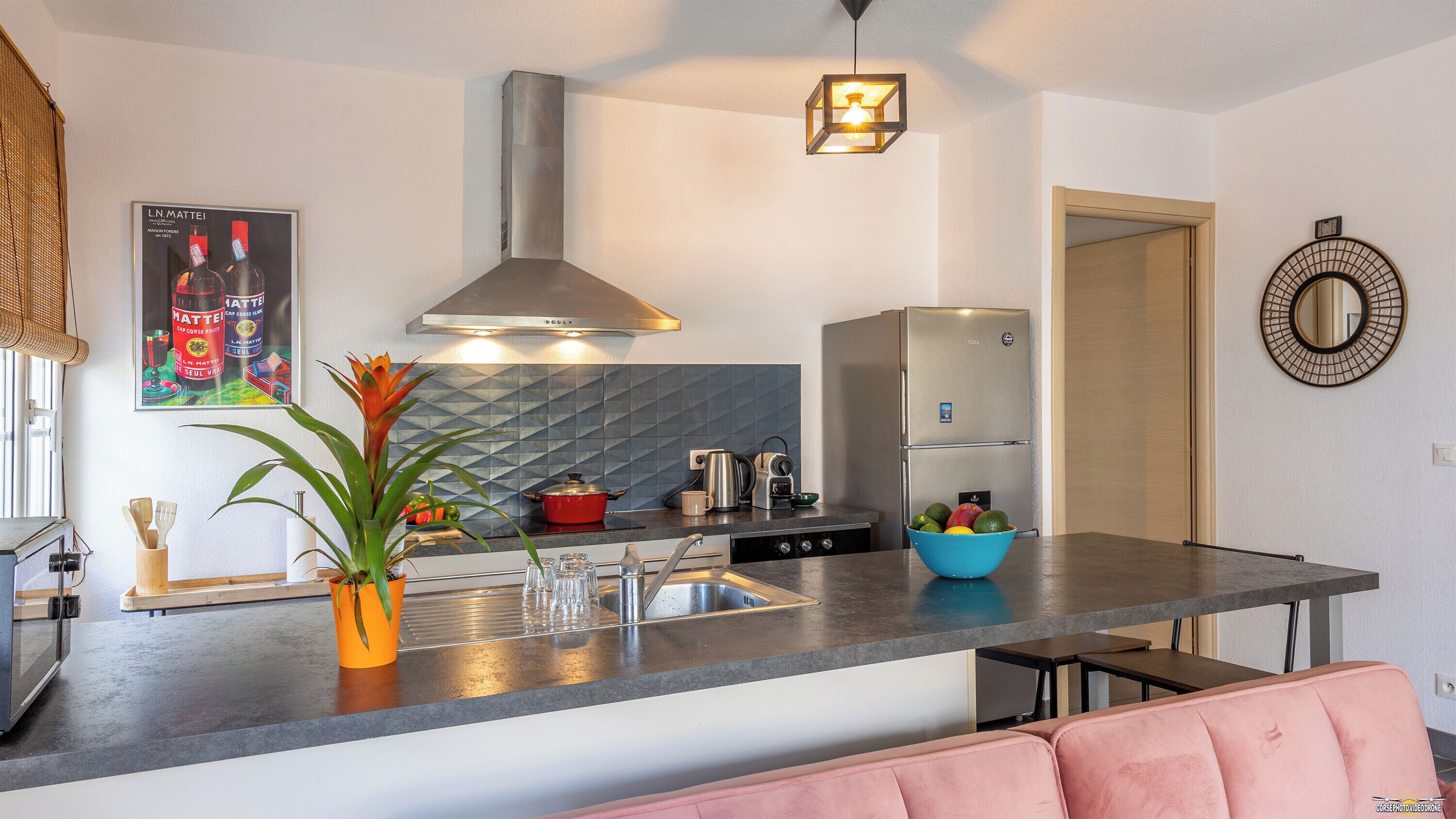 Réfrigérateur, micro-ondes, four, plaque de cuisson