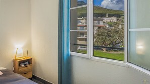 Tabla de planchar con plancha, wifi y ropa de cama