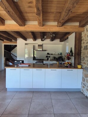 Réfrigérateur, four, lave-vaisselle, cafetière/bouilloire