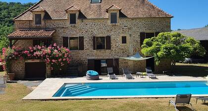 La riviÚre, quercynoise en pierre-piscine privée à Autoire