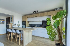 Køleskab, mikrobølgeovn, ovn, kogeplade