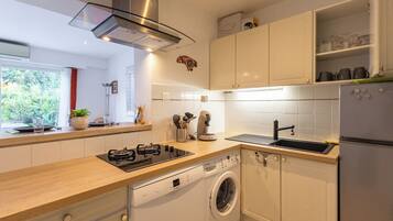 Een koelkast, een microgolfoven, een oven, een vaatwasser