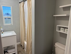 Hårtork, handdukar, tvål och toalettpapper