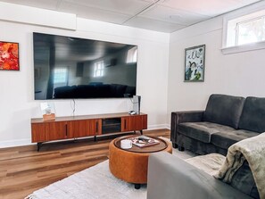 Älytelevisio, videopelejä, pöytätennispöytä, kirjoja