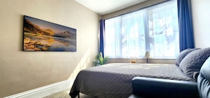 2 bedrooms, desk, iron/ironing board, travel cot - Comfortable 2BR Near Lakewalk with Private Entry & Parking (Duluth)