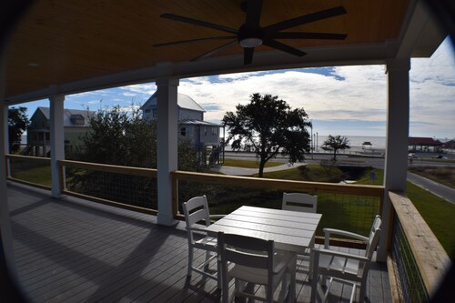 Spacious NEW 5-bedroom house in Long Beach steps from white sandy beach