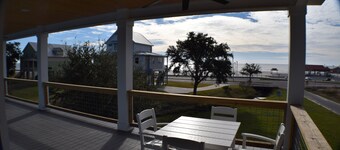 Spacious NEW 5-bedroom house in Long Beach steps from white sandy beach