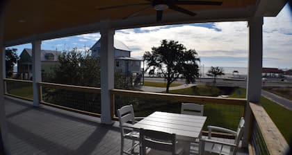 Spacious NEW 5-bedroom house in Long Beach steps from white sandy beach