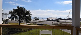 Spacious NEW 5-bedroom house in Long Beach steps from white sandy beach