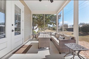 Outdoor dining - Renovated 4BR, 4BA Beach House w/ 2 golf carts near pool, beach & 4 golf courses (Destin)