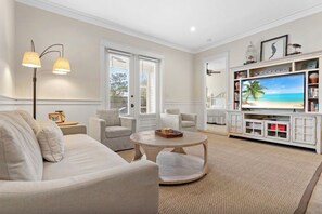 Smart TV, DVD player, books - Renovated 4BR, 4BA Beach House w/ 2 golf carts near pool, beach & 4 golf courses (Destin)