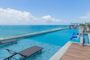 Pool - Oceanfront apartment with an amazing rooftop. (Salvador)