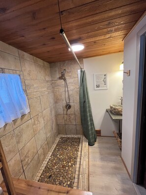 Douche, sèche-cheveux, serviettes fournies, savon