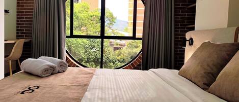 คอมฟอร์ทอพาร์ทเมนท์, วิวเมือง | ตู้นิรภัยในห้องพัก, โต๊ะทำงาน, พื้นที่ทำงานแบบใช้แล็ปท็อป