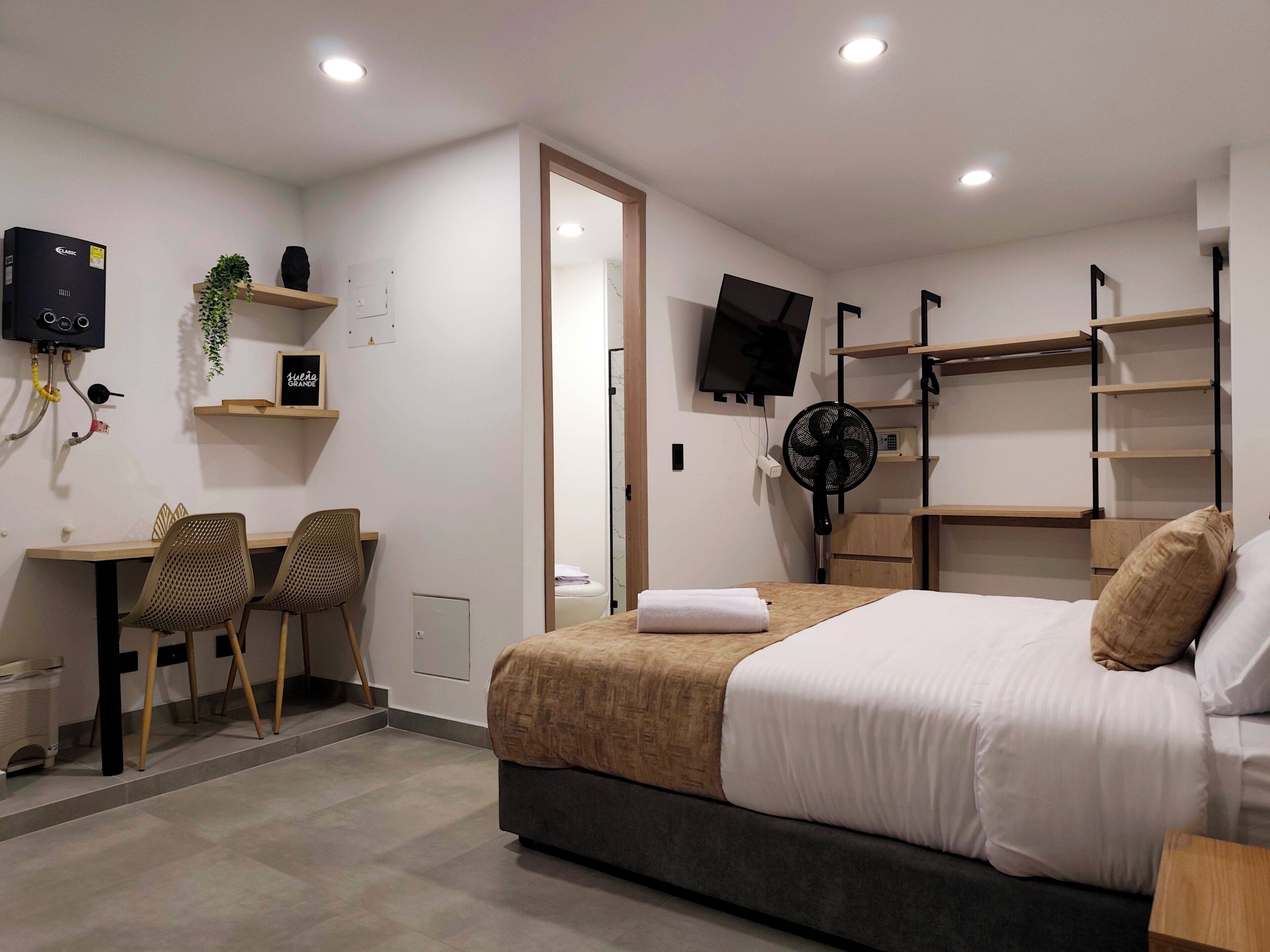 Studio | Värdeförvaringsskåp på rummet, skrivbord och arbetsyta för laptop