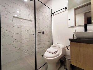 Apartment, City View | Bilik Mandi | Pancuran mandi, pengering rambut, tuala disediakan, sabun 