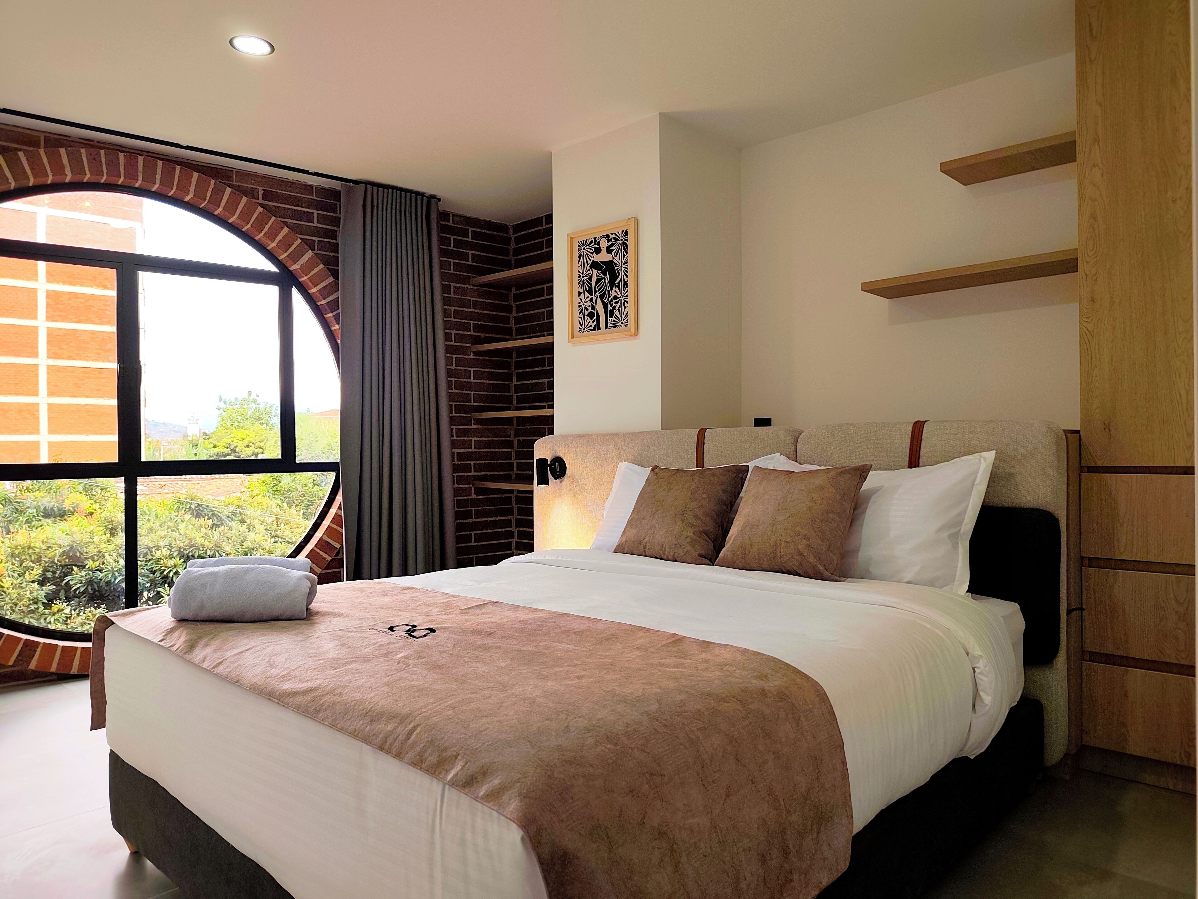 Lägenhet - utsikt mot staden | Värdeförvaringsskåp på rummet, skrivbord och arbetsyta för laptop