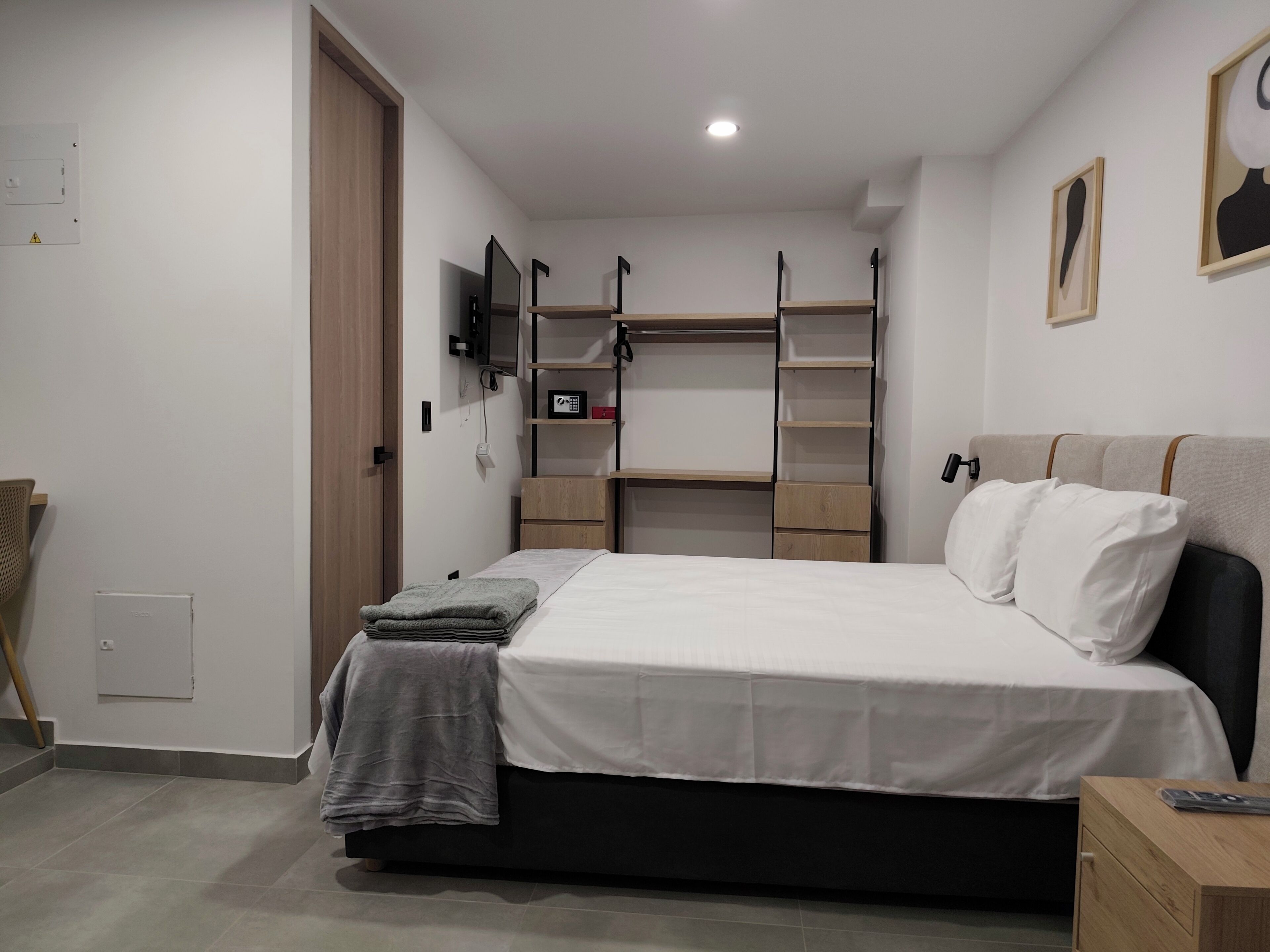 Caja de seguridad en la habitación y escritorio 