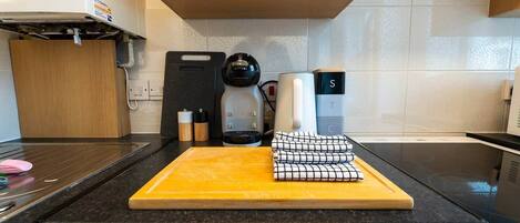 Een koelkast, een microgolfoven, een oven, een kookplaat