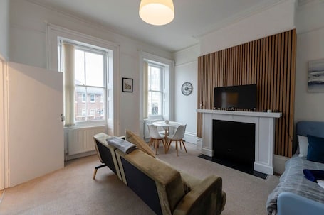 TV. Spacious Studio in Central Brighton with Parking