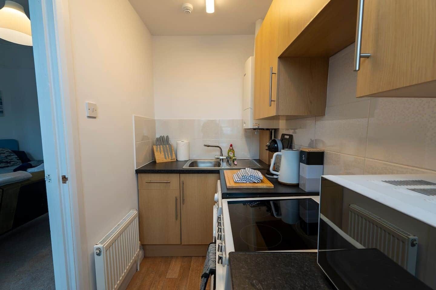 冷蔵庫、電子レンジ、オーブン、コンロ