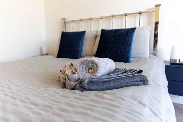 Tabla de planchar con plancha, wifi y ropa de cama 