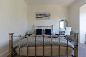 Iron/ironing board, WiFi, bed sheets - Charming 2-Bed Penthouse - Free Parking (Brighton and Hove)