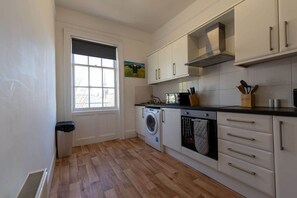 Køleskab, mikrobølgeovn, ovn, kogeplade