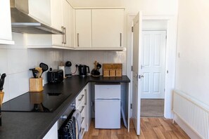 Fridge, microwave, oven, stovetop - Charming 2-Bed Penthouse - Free Parking (Brighton and Hove)