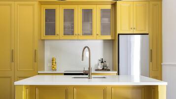 Réfrigérateur, micro-ondes, four, plaque de cuisson