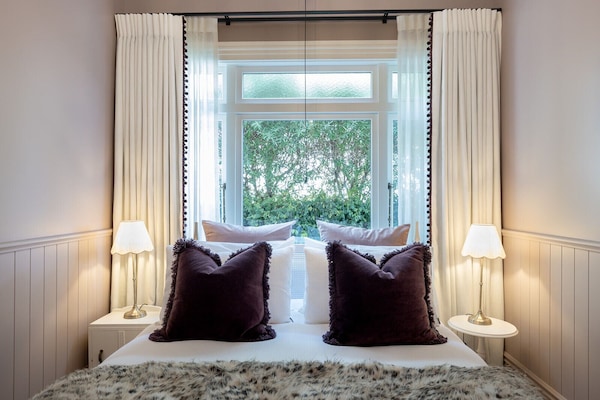 Bedroom 2 - Queen Bed