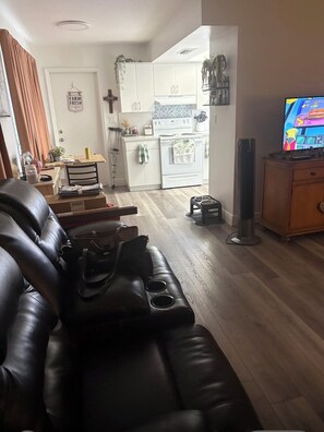 Smart TV, video games, books, stereo - Spring Break Dream ~ 2 bedrm/2bath ~ 6 mins to Las Olas & 11 mins to the Beach! (Fort Lauderdale)