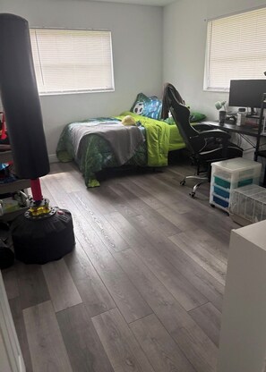 2 bedrooms, desk, free WiFi, bed sheets - Spring Break Dream ~ 2 bedrm/2bath ~ 6 mins to Las Olas & 11 mins to the Beach! (Fort Lauderdale)