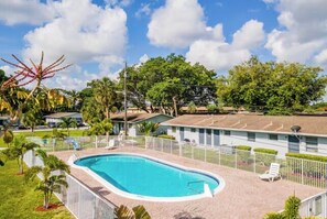 Outdoor pool - Spring Break Dream ~ 2 bedrm/2bath ~ 6 mins to Las Olas & 11 mins to the Beach! (Fort Lauderdale)