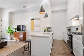 Jääkaappi, mikroaaltouuni, uuni, liesi