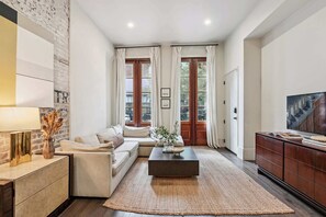 Televisión y oficina 