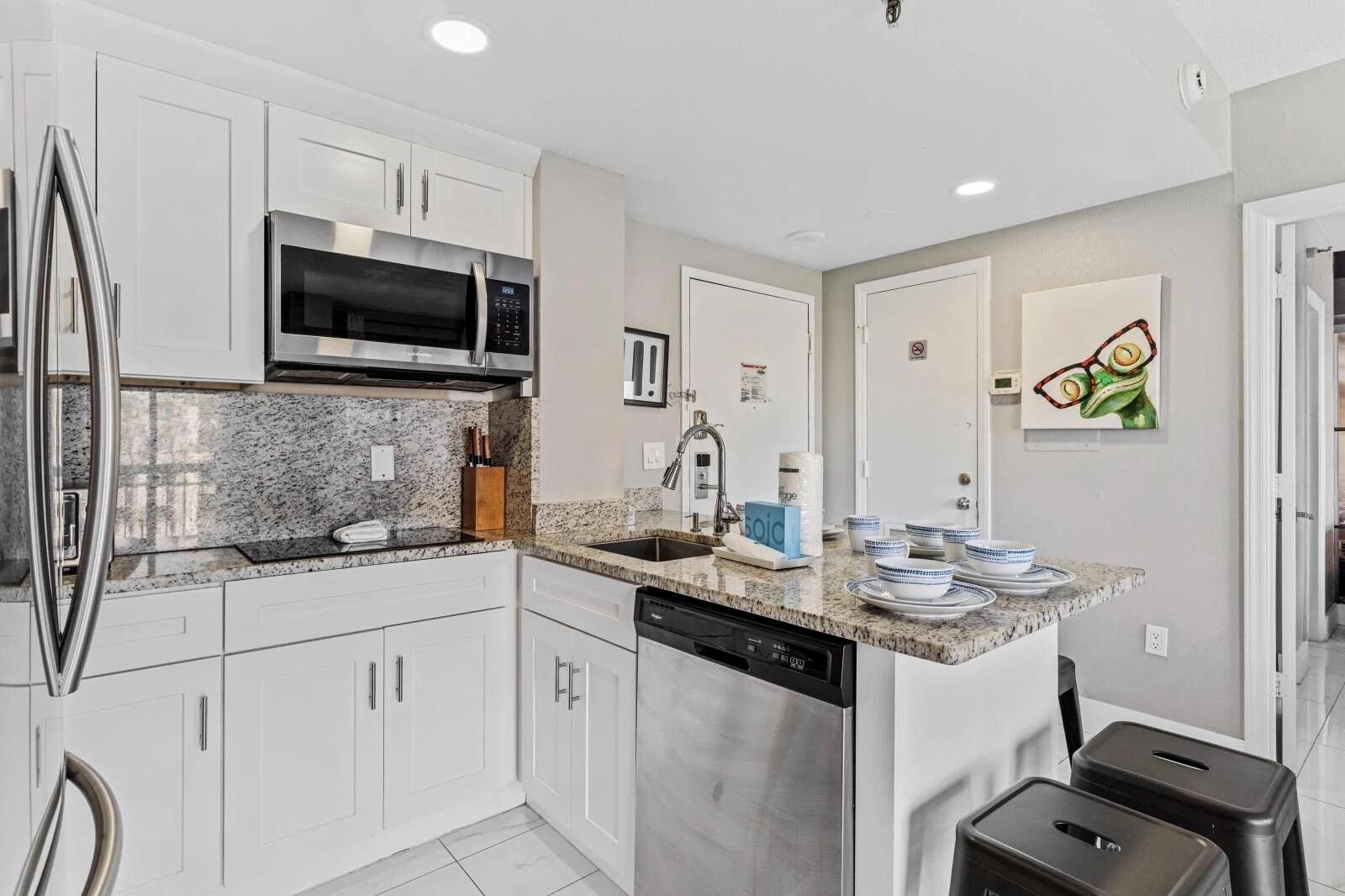 Réfrigérateur, micro-ondes, four, plaque de cuisson