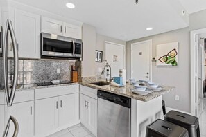 Réfrigérateur, micro-ondes, four, plaque de cuisson