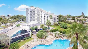 Innendørsbasseng og et oppvarmet basseng