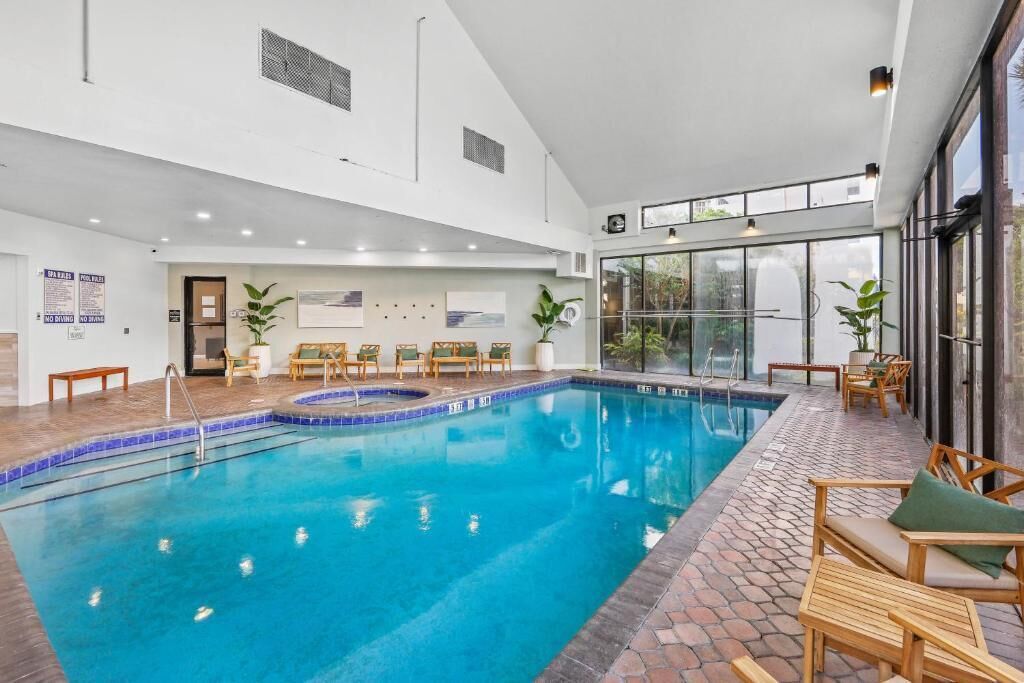 Innendørsbasseng og et oppvarmet basseng