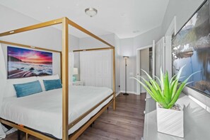 Een strijkplank/strijkijzer, reisbedje, gratis wifi, beddengoed