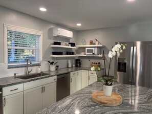 Microwave, oven, stovetop, dishwasher - Fabulous Country Apartment in "America's Happiest Seaside Town." (Stuart)