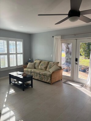 Smart TV, fireplace - Fabulous Country Apartment in "America's Happiest Seaside Town." (Stuart)