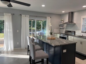 Microwave, oven, stovetop, dishwasher - Fabulous Country Apartment in "America's Happiest Seaside Town." (Stuart)
